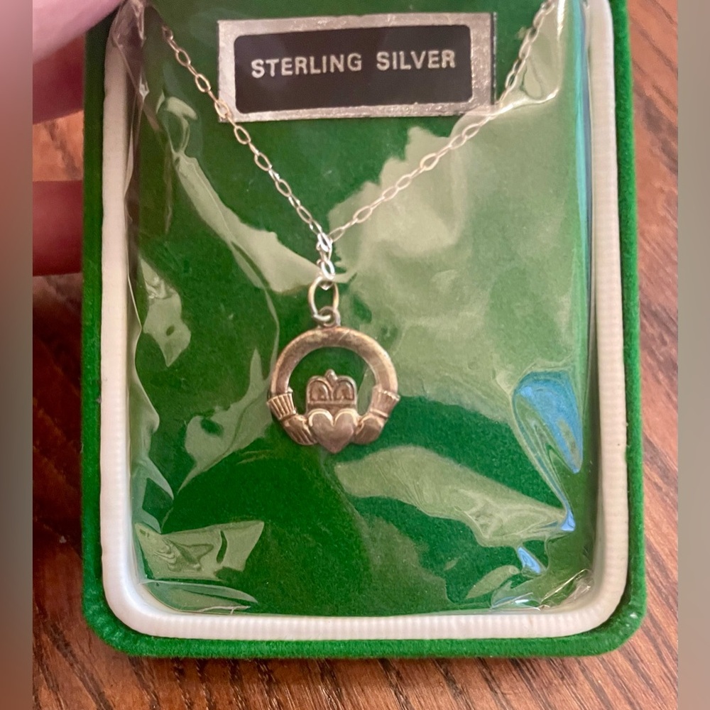 Vintage Irish Claddagh necklace - Picture 3 of 7